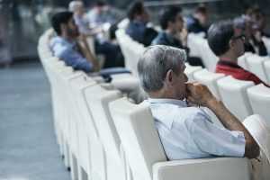 Home Professioneel auditorium voor congres organiseren met goed licht en zitplaatsen