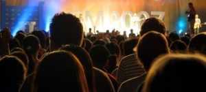 Home Nederlandse zanger optredend op een evenement met publiek