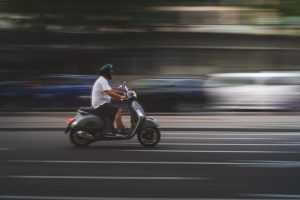 Home Scooter niet start - monteur controleert carburateur en accu voor reparatie