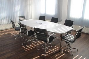 Home Modern ingerichte vergaderkamer met tafel en stoelen voor effectieve vergaderingen