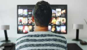 Home Moderne cinewall met ingebouwde televisie, audioset en elektrische haard voor optimale thuisbioscoop ervaring