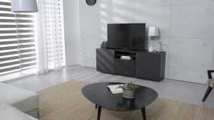Home Cinewall home cinema setup met gemonteerde televisie en audioapparatuur met nette kabelafwerking