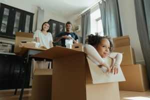 Home Professionele verhuizers tillen en vervoeren meubels veilig. Ontdek de voordelen van een verhuisbedrijf inhuren voor stressvr