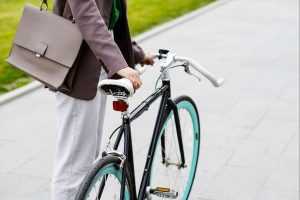 Jonge vrouw rijdt op de beste elektrische damesfiets met comfortabel design en ergonomische zitting