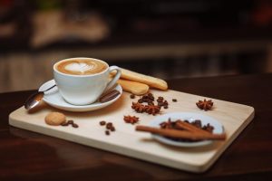 Home Kopje koffie dat de psychologische effecten symboliseert: verbeterde alertheid en positieve stemming