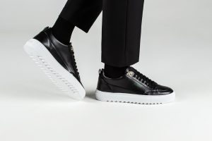 Witte sneakers die goed onderhouden zijn, zien er schoon en stijlvol uit met de juiste verzorgingstips