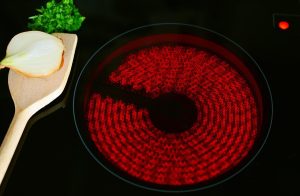 Home Visuele vergelijking van inductie- en keramische kookplaten met hun technologische werking en voordelen