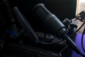 Professionele voice-over studio met stemacteur die in microfoon spreekt voor bedrijfsproductie