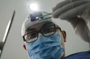 Orthodontische behandelingen inclusief metalen beugels en onzichtbare aligners voor rechte tanden en verbeterde kauwfunctie