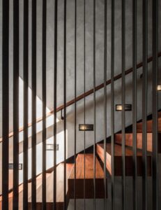 Home Moderne traprenovatie: houten treden met metalen leuning en LED-verlichting, transformatie van versleten naar verfijnd design