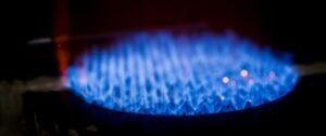 Home Scope-inspectiebedrijf controleert stoomketel en industriële brander voor stooktechnisch onderhoud