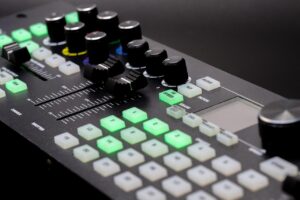 Home Infographic over draadloos DMX betrouwbaarheid: zender en ontvanger plaatsing, rf-drukte en hybride kabelopzet voor theaters